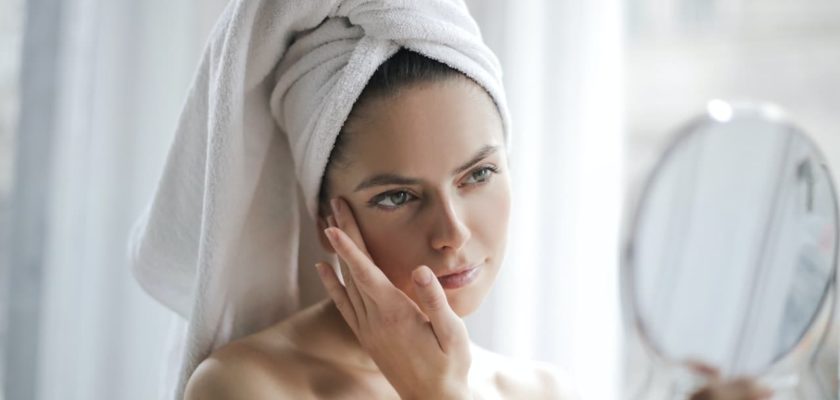 Femme qui s'est nettoyé le visage avec un exfoliant